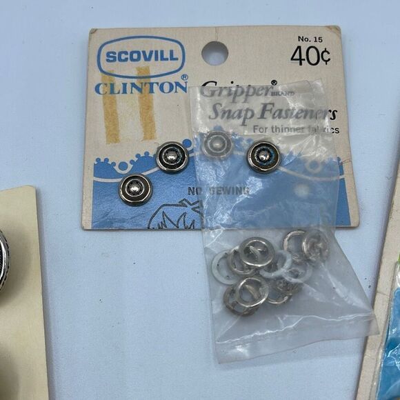 Nine cards of fun vintage buttons snaps fasteners - Picture 9 of 13